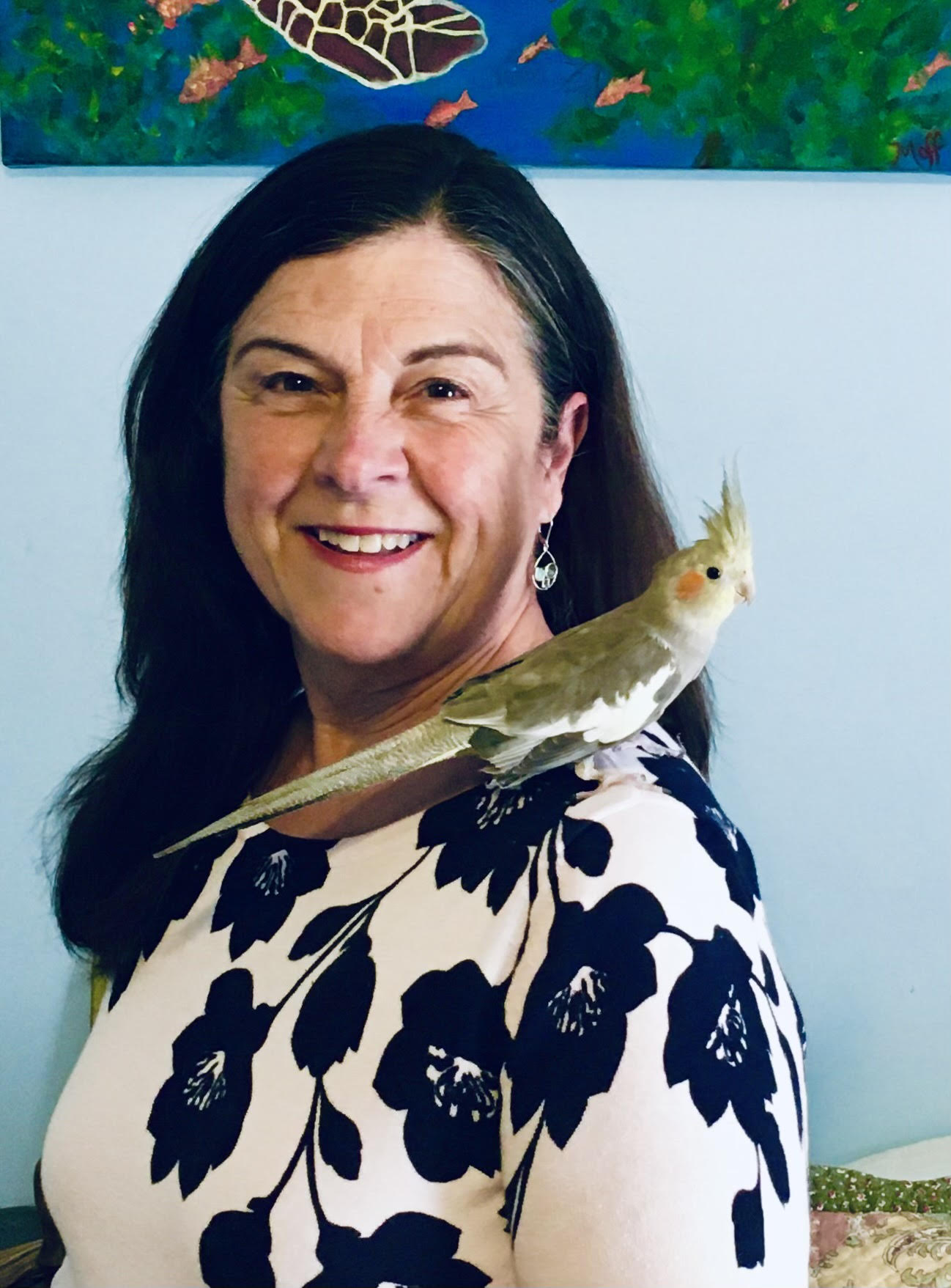 image of laura myers with her bird audie